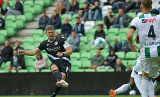 Fabian Klos mit Kapitänsbinde im Testspiel beim FC Groningen. - Thomas F. Starke