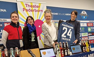 Pressekonferenz vom Theater Paderborn beim SC Paderborn 07 für das Theaterstück "Zwei Herren von Real Madrid". Von links: Karolin Gottschalk, Pressesprecherin Theater Paderborn; Myriam Pechan, Dramaturgieassistenz; Katharina Kreuzhage, Theaterleiterin und Regisseurin; Neele Rickers, Leiterin Marketing beim SCP - Pauline Maus
