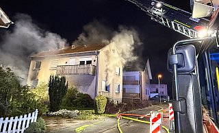 Bei dem Feuer an der Mozartstraße im Paderborner Stadtteil Schloß Neuhaus erleidet ein Bewohner eine Rauchvergiftung. - Ralph Meyer