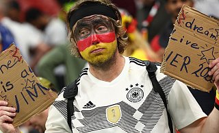 Ein Fan in Katar nach dem WM-Aus der deutschen Mannschaft. - Christian Charisius/dpa