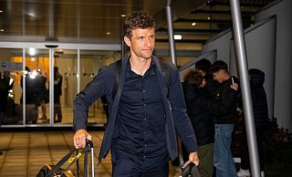 Nationalspieler Thomas Müller kommt nach dem WM-Aus am Flughafen München an. - Lennart Preiss/dpa