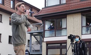 MC Clishé auf dem Parkplatz der psychiatrischen Jugendklinik. - Peter Unger
