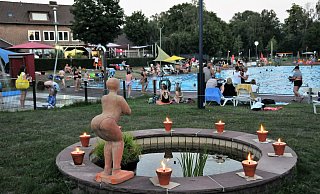 Das Nachtschwimmen des Fördervereins Freibad Wiedenbrück verlief friedlich. Hunderte Besucher kamen. - Waltraud Leskovsek