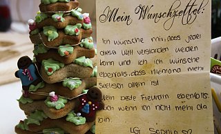 Für Wunschzettel wie diese nehmen Meike Wachholz und Eva Deininger die ehrenamtliche Arbeit gerne auf sich. - Wiebke Wellnitz