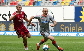 SCP-Strümer Sven Michel (r.) im Zweikampf gegen Jakub Piotrowski von Fortuna Duesseldorf. - picture alliance / nordphoto GmBH