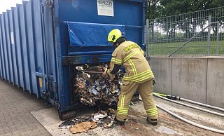 Aus dem Altpapiercontainer drang Feuer und Rauch. - Feuerwehr Paderborn
