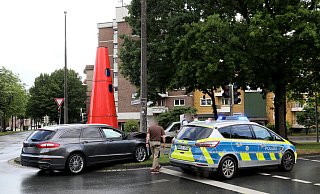 Der Kombi-Fahrer ist mit quietschenden Reifen genau auf den Laternenmast aus Beton an der Bergertorkreuzung zugerast und dort zum Stehen gekommen. - Frank-Michael Kiel-Steinkamp