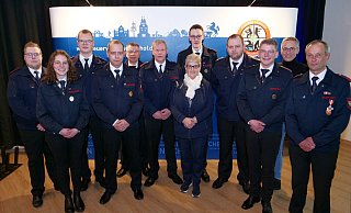 Frisch befördert, geehrt, ernannt und verabschiedet: Diese Hövelhofer haben sich in der Feuerwehr fürs Gemeinwohl engagiert. - Ralph Meyer