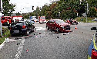 Schwer beschädigt: Die beiden beteiligten Fahrzeuge des Unfalls auf der Bundesstraße 64 bei Albaxen. - Simone Flörke