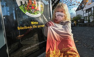 Astrid Brausch präsentiert den neuen Loop mit der Silhouette des Schildescher Ortskerns. - Foto: Andreas Zobe/NW