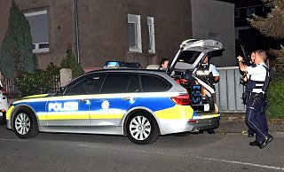 Schwer bewaffnete Polizisten riegelten den Einsatzort an der Kimbernstraße ab. Festnahmexperten des SEK übernahmen den Zugriff in der Wohnung. - Barbara Franke
