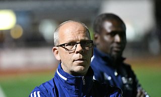 Freude am Fußball: Die hat Marco Fründ, Trainer des SV Löhne-Obernbeck, hier beobachtet im Hintergrund von seinem Kollegen Momo Diabang. - Jürgen Krüger