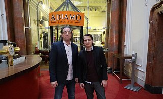 Christian Grote und sein Sohn David stehen vor dem seit elf Monaten geschlossenen Adiamo. - Nicole Sielermann