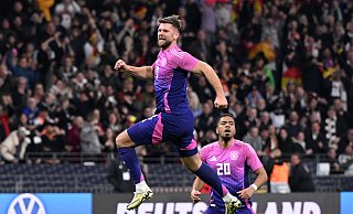 Niclas Füllkrug (l) jubelt über seinen späten 2:1-Siegtreffer. - Federico Gambarini/dpa