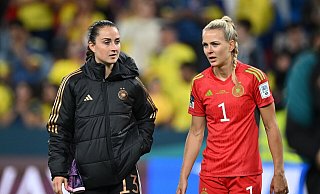 Sara Däbritz (l) und Merle Frohms ist vor allem die Expertise auf der Trainerbank wichtig. - Sebastian Christoph Gollnow/dpa