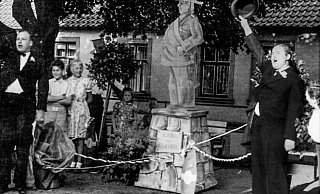 Karl der Große: Einen Heidenspaß hatten die Oerlinghauser im Jahre 1957 als Schützenoberst Carl Plaßmeyer auf dem Simonsplatz ein Denkmal gesetzt wurde. Die Festredner Ernst Niemann (l.) und Gunter Diekmann ließen ihren Oberst hochleben. - Repro: Horst Biere/Quelle: Archi