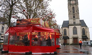 Die Imbissbude Broer steht derzeit wieder vor der Herz-Jesu-Kirche am Westerntor. - Holger Kosbab