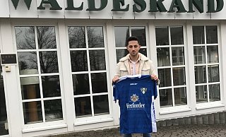 Präsentiert schon mal das Trikot der Bierstädter: Timur Rieger wechselt im Sommer vom SC Verl II zum Westfalenligisten SC Herford. - aaa
