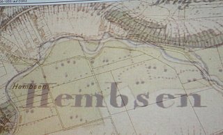 Die historische Flussverlaufskarte aus dem 19. Jahrhundert mit der stark mäandernden Nethe. Darüber ist die heutige Begradigung projiziert, die zurück in den ursprünglichen Zustand versetzt werden soll. - Burkhard Battran