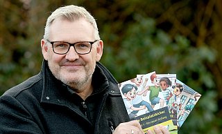 Drei Bände hat er schon veröffentlicht: Olaf Küster, Lehrer für Sport und Deutsch am Gymnasium Porta Westfalica, präsentiert hier am Schulzentrum-Süd in Bad Oeynhausen seine Werke. Die Buchdeckel hat er mit Hilfe von Künstlicher Intelligenz gestaltet. - Jürgen Krüger