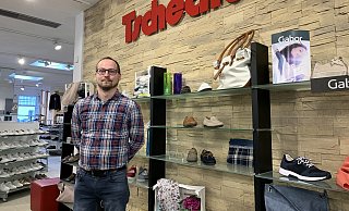 Der Frühling kann kommen - und die Eröffnung der Geschäfte auch. Im Schuhhaus Tscheche am Alten Markt hat Nicolas Tscheche gemeinsam mit seinen Mitarbeitern bereits den Saisonwechsel in den Schuhregalen vollzogen. - Natalie Gottwald
