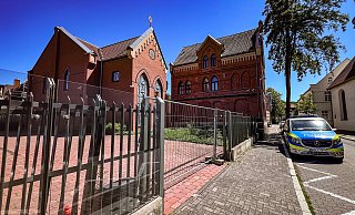 Die Synagoge in Herford ist derzeit aus Sicherheitsgründen geschlossen. Unter anderem ist das Tor zum Gelände kaputt und wurde durch einen Bauzaun ersetzt. Die Polizei ist rund um die Uhr vor der Synagoge zum Schutz im Einsatz. - Daniel Salmon