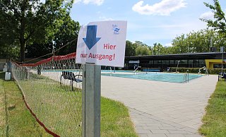 Im Rolandsbad wurden diverse Maßnahmen ergriffen, damit sich Badegäste nicht begegnen. - Moritz Jülich