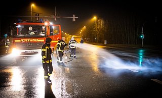 Die Feuerwehr sorgte für eine regennasse Fahrbahn auf dem Südring. - Mike-Dennis Müller