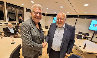 Der SPD-Fraktionsvorsitzende Oliver Lüking beglückwünscht Rüdiger Meier zu seinem Wahlerfolg. - Peter Heidbrink