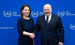 Bundesaußenministerin Annalena Baerbock wird am Internationalen Strafgerichtshof von Chefankläger Karim Ahmad Khan begrüßt. - Christophe Gateau/dpa
