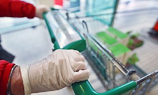 Einweghandschuhe sind nach Ansicht der Hygiene-Expertin kein guter Schutz vor Infektionen. - Sarah Jonek