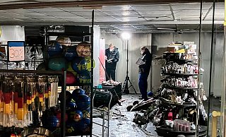 Brandermittler der Kripo haben im Tedi-Laden im Jahnplatz-Forum die Ermittlungen nach der Brandursache aufgenommen. - Jens Reichenbach