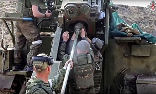 Russische Soldaten an der Front in der Ostukraine: Angesichts der vielen Opfer pro Tag herrscht Experten zufolge eine Versorgungskrise bei der Betreuung verletzter russischer Soldaten. - Uncredited/Russian Defense Ministry Press Service/AP/dpa