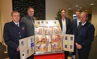 Markus Schäfers (v. l.), Andreas Willeke, Iris Brockmeier, -Mitarbeiter Hendrik Tasche und Michael Heck zeigen ein Vergleichsmodell des Rauchdemohauses. - Klaus Karenfeld