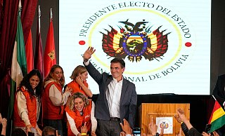 Rodrigo Paz Pereira hielt nach seinem Wahltriumph eine Rede vor Anhängern. - Natacha Pisarenko/AP/dpa