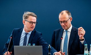 Carsten Linnemann, CDU Generalsekretär aus Paderborn, sitzt neben Friedrich Merz. Linnemann will bis Sommer eine andere Stimmung in Deutschland schaffen. - Michael Kappeler/dpa