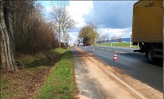 Der Verkehr auf der Ostwestfalenstraße wurde an dem ausgelaufenen Hydrauliköl vorbeigeleitet. - Feuerwehr Steinheim