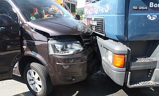 Totalschaden: Durch den Unfall wurden die beiden Insassen des Multivans verletzt.  - Polizei Höxter