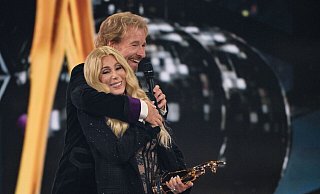 Gottschalk (75) umarmte Cher (79) auf der Bühne. - Peter Kneffel/dpa