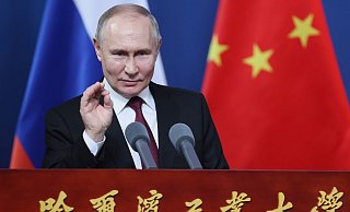Dieses von der staatlichen russischen Nachrichtenagentur Sputnik via AP veröffentlichte Foto zeigt Wladimir Putin während eines Gesprächs mit Studenten des Harbin Institute of Technology in Harbin. - Mikhail Metzel/Pool Sputnik Kremlin/AP/dpa