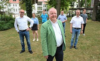 Ulrich Klotz (vorne) geht als Spitzenkandidat der Verler FDP in den Kommunalwahlkampf. Hinter ihm stehen (v. l.) Christian Martin, Katharina Hansmeier, Joshua Wilsmann, Norbert Henkenjohann, Georg Hansmeier und Sebastian Engelmeier). - Karin Prignitz