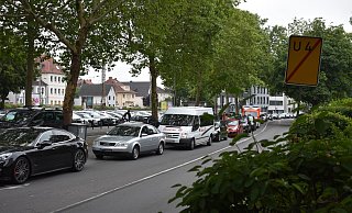 Rückstau: Auch nachmittags um 15 Uhr stehen die Autos Stoßstange an Stoßstange auf dem Liboriberg. - Svenja Ludwig