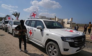 Die Hamas hat eine weitere Leiche an das Rote Kreuz übergeben, bei der es sich mutmaßlich um eine getötete Geisel handelt. (Archivbild) - Abdel Kareem Hana/AP/dpa