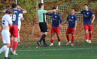 Schiedsrichter im Mittelpunkt: Die Spieler der SG FA Herringhausen-Eickum (in blau-rot) können nicht begreifen, warum Referee Mark Zörner einen Treffer wegen Abseits nicht anerkannt hat. Es sollte im Spiel gegen den BV Stift Quernheim nicht die einzige strittige Entscheidung bleiben. - Claus Frickemeier