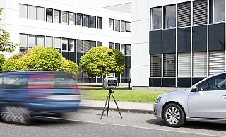 Ab Donnerstag setzt die Stadt den Traffistar S350 ein. Der Laserblitzer  kann auch auf Gehwegen neben der Straße stehen.  - Jenoptik Robot