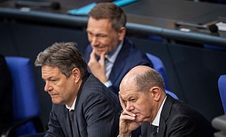 Bundeskanzler Olaf Scholz (SPD), Wirtschaftsminister Robert Habeck (Bündnis 90/Die Grünen) und Finanzminister Christian Lindner (FDP) verfolgen die Debatte zum Auftakt der Haushaltswoche. - Michael Kappeler/dpa