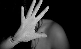Eine Hausfrau nimmt vor Gericht ihren mutmaßlich gewalttätigen Mann in Schutz. Nun muss sie selbst mit einem Ermittlungsverfahren rechnen. - Symbolbild: Pixabay