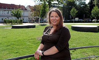 „Im Park der Menschenrechte gibt es alles, was Bielefeld braucht“, sagt Gordana Rammert: eine Schule, Grundrechte, Bäume, fließendes Wasser, Regenrückhaltebecken, ein Hotel mit Touristen, neuen Wohnraum in einem sanierten Bunker und Kultur. - Wolfgang Rudolf