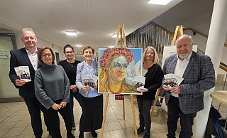 Freuen sich auf das neue Kultur-Program im Forum: Marco Möhle (v. l.), Martina Stallmann, Annika Honermeier, Marion Kapsa, Christine Schmidt und Bürgermeister Rüdiger Meier. - Alexandra Stratmeier