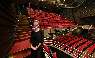 Im Bielefelder Theater fühlt sich die neue Kapellmeisterin und Studienleiterin Anne Hinrichsen (38) bereits gut angekommen. Zum August wechselte die gebürtige Reinbekerin vom Zürcher See an den Teuto. Foto: Andreas Zobe - Foto: Andreas Zobe/NW